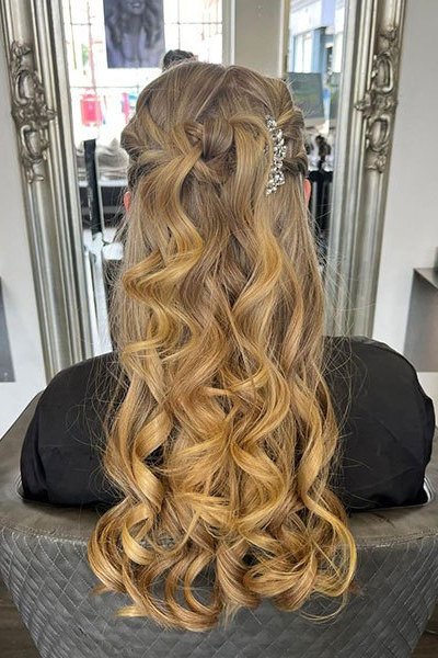best-curly-hair-salon-in-Chertsey